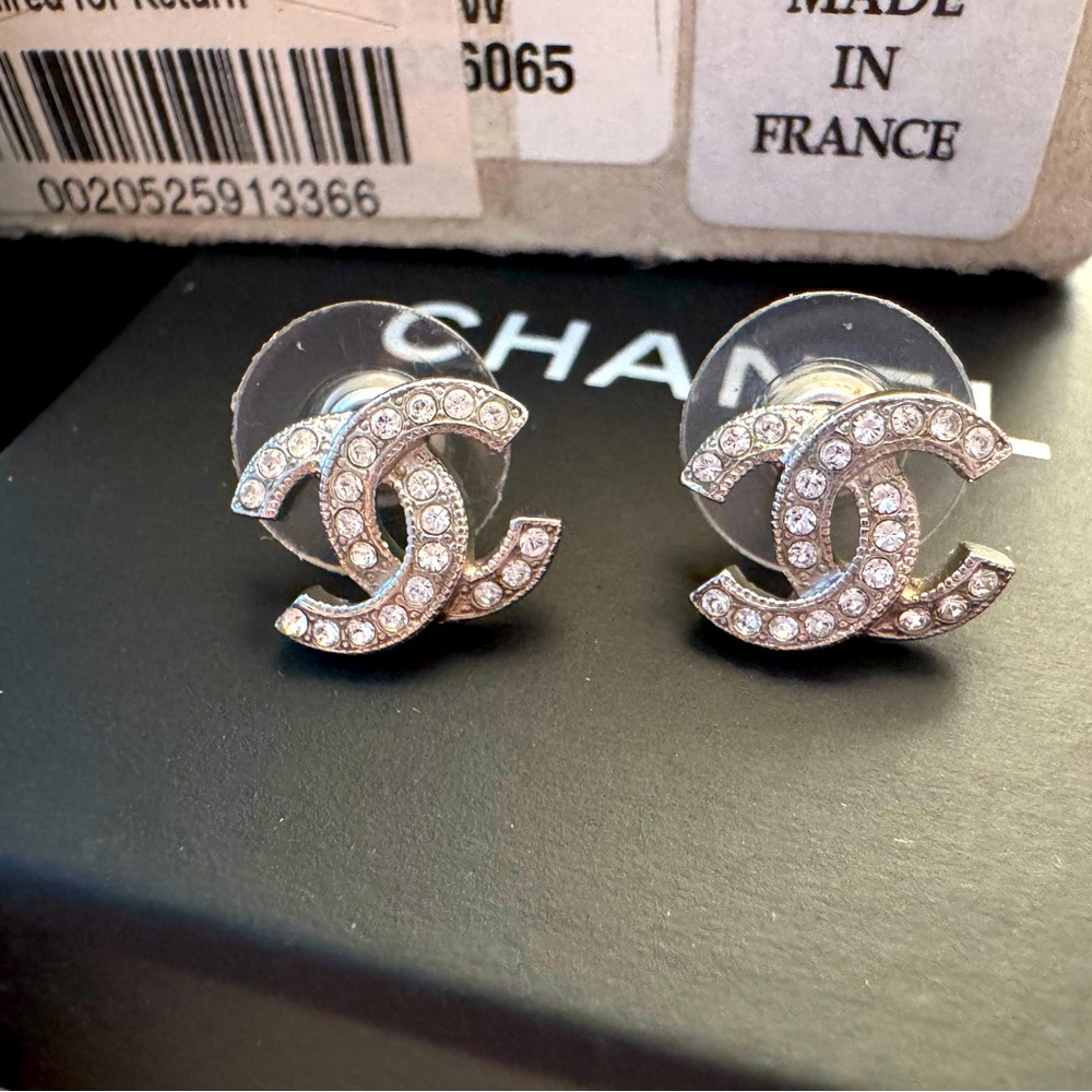 🖤CHANEL CC Crystal Stud Earrings 
In Excellent condition